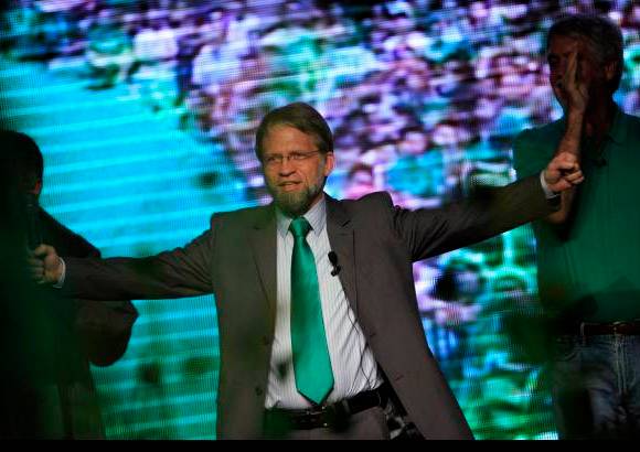 Reuters - Mockus, de 58 años, fue doblegado por el ex ministro Santos, en contra del pronóstico de las encuestas que anticipaban una cerrada votación entre los dos candidatos.