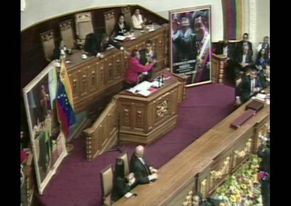 - Un hombre se infiltró hasta la tribuna de la Asamblea Nacional de Venezuela y despojó del micrófono al presidente Nicolás Maduro, que interrumpió por unos minutos su discurso de investidura.