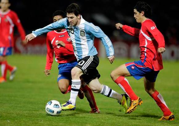 Reuters - El gol tranquiliz&#243; a los argentinos, que en el segundo tiempo arrollaron a su d&#233;bil rival haciendo gala de un f&#250;tbol de alta escuela, con Messi como gran conductor.