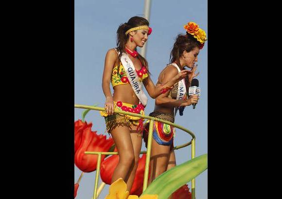 Foto Colprensa - Cartagena se convirti&#243; en un gran carnaval, con el tradicional desfile de carrozas, que dio inicio a las fiestas populares y a las actividades centrales del Concurso Nacional de Belleza. Las 25 candidatas estuvieron radiantes.