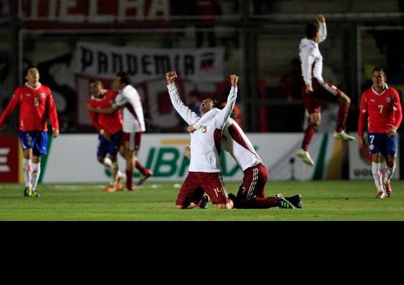 Roberto Candia, AP - El patriota Juan Manuel Seijas, conocido por la afici&#243;n colombiana por su vinculaci&#243;n al Santa Fe, celebra con uno de sus compa&#241;eros la clasificaci&#243;n hist&#243;rica de Venezuela a las semifinales de la Copa Am&#233;rica. Grata sorpresa.