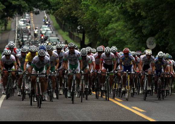R&#243;binson S&#225;enz - La Vuelta a Colombia lleg&#243; este jueves a Barrancabermeja tras disputarse la d&#233;cima etapa que arranc&#243; controlada debido a inconvenientes en la v&#237;a ocasionados por el invierno.