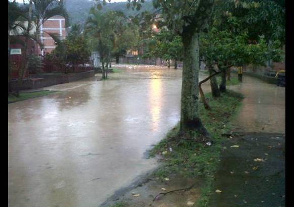 Cortesía - La intensa lluvia, acompañada de granizo y fuertes vientos, paralizó las principales vías de Medellín y parte del Área Metropolitana. Por fortuna, no hubo personas lesionadas.
