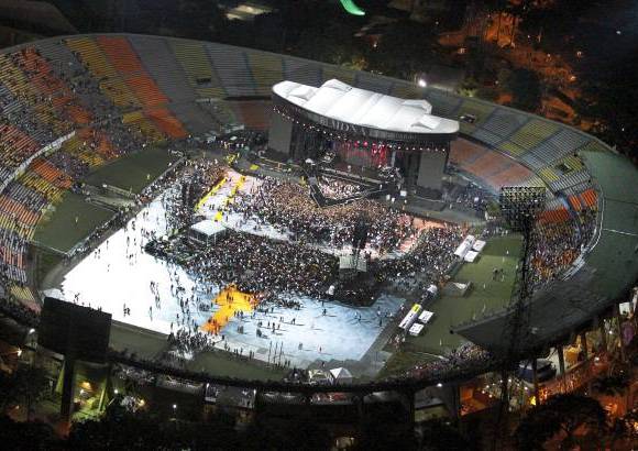 Robinson S&#225;enz - Sobrevuele junto con EL COLOMBIANO el concierto de Madonna. Las grader&#237;as se comienzan a llenar cada vez m&#225;s y a nadie le importa la lluvia, ni la espera, todos quieren ver a su artista.