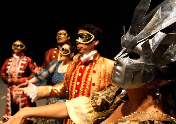 Edwin Bustamante - En el Baile de M&#225;scara el director de orquesta ser&#225; Dante Ranieri. El director de escena Ognian Draganoff. El elenco est&#225; conformado por Ricardo Bernal (M&#233;xico), April Evans (Estados Unidos), Nelson Mart&#237;nez (Cuba), Milagros de los &#193;ngeles Soto (Cuba) y Sof&#237;a Salazar (Colombia).