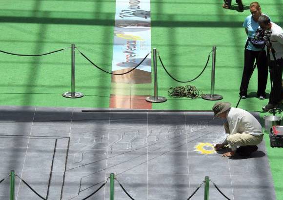 R&#243;binson S&#225;enz - El artista brit&#225;nico Julian Beever se especializ&#243; en el manejo de la &#243;ptica para crear efectos tridimensionales con sus pinturas hechas con tiza. Un trabajo que va de la calle a un centro comercial de Medell&#237;n.