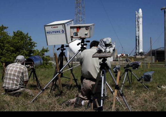 Reuters - La c&#225;psula tiene capacidad para 3,3 toneladas de carga, pero dado que &#233;sta es una misi&#243;n de prueba, transporta s&#243;lo materiales importantes pero no cr&#237;ticos, indic&#243; la Nasa. La mayor parte de lo fletado en esta ocasi&#243;n consiste en ropa y comida.