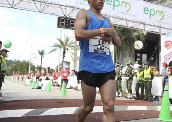 Esteban Jaramillo y Sebastián Salazar - Más de 10 mil competidores se dieron cita en esta histórica cita deportiva que se corría en las modalidades de 5, 10, 21 y 42 kilómetros.