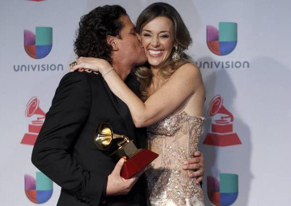 Reuters - Carlos Vives ganó 3 Premios Grammy Latino en su regreso a los escenarios, Claudia Elena Vásquez, su esposa, celebra con él los galardones.