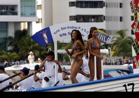 Colprensa - En este tradicional evento, las candidatas recorrieron la bahía de Cartagena, acompañadas de los cadetes de la Escuela Naval. La cita final fue en el Club Naval, donde las candidatas desfilaron en un acto de carácter benéfico para la Acción Social Naval.