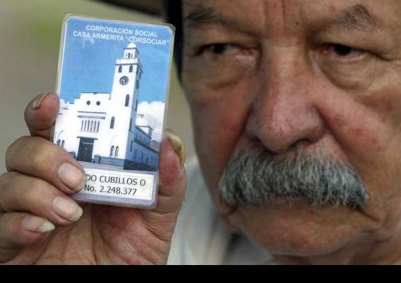 Foto Manuel Saldarriaga - Con el pasar de los a&#241;os, los sobrevivientes visitan el lugar en el que vivieron con sus familias para quitar la maleza y embellecerlo. Im&#225;genes de los 20 a&#241;os de la tragedia.