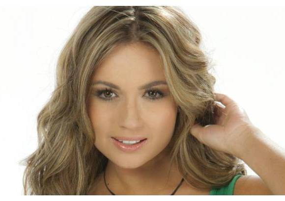 Cortes&#237;a Canal RCN - La bella paisa Sara Uribe. As&#237;, la modelo y comunicadora social es la &#250;ltima de las &quot;chicas superpoderosas&quot; que se mantiene en el programa.