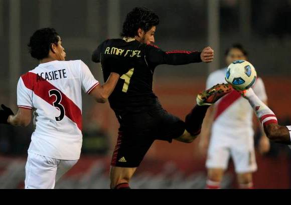 Reuters - Per&#250;, por momentos, cay&#243; en el juego y paulatinamente disolvi&#243; sus &#237;mpetus en un improductivo tocar y tocar del bal&#243;n en la media cancha que solo favoreci&#243; la conservadora propuesta de sus rivales.