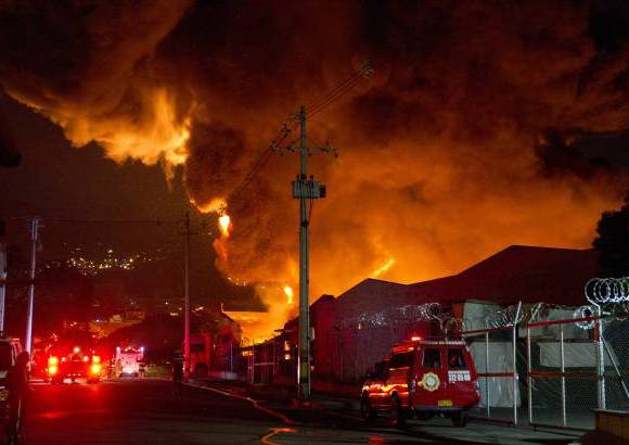 Edwin Bustamante - El incendio afect&#243; a tres bodegas de AKT en Itag&#252;&#237;.