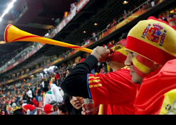 AP - La fiesta en la tribuna luego de un sufrido y disputado encuentro fue para los espa&#241;oles.