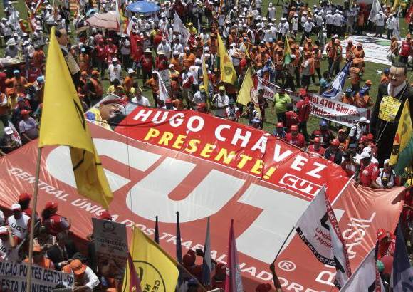 AP - El duelo general, que no lo pod&#237;an esconder ni los efectivos militares que resguardaban la seguridad de los ciudadanos ni los propios ministros, contrastaba con la habitual m&#250;sica llanera, las fanfarrias y canciones de batalla que no dejaron de sonar en este d&#237;a triste.