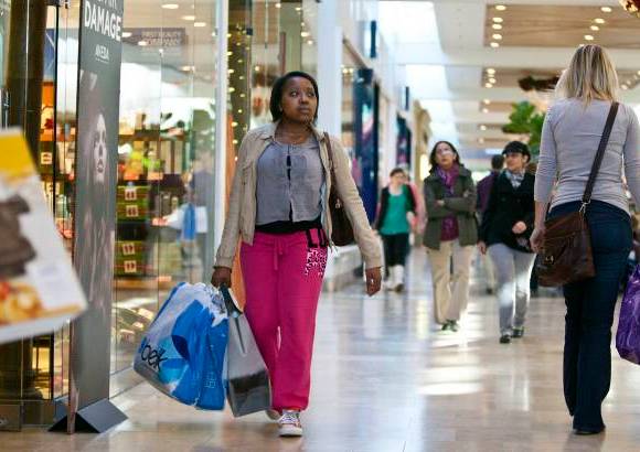 Reuters - La temporada de compras navide&#241;as comenz&#243; este viernes en Estados Unidos m&#225;s pronto de lo habitual, con muchos comercios que abrieron en la madrugada, y con algunos incidentes violentos de consumidores dispuestos a todo con tal de conseguir la mejor oferta en este &quot;black friday (viernes negro)&quot;.