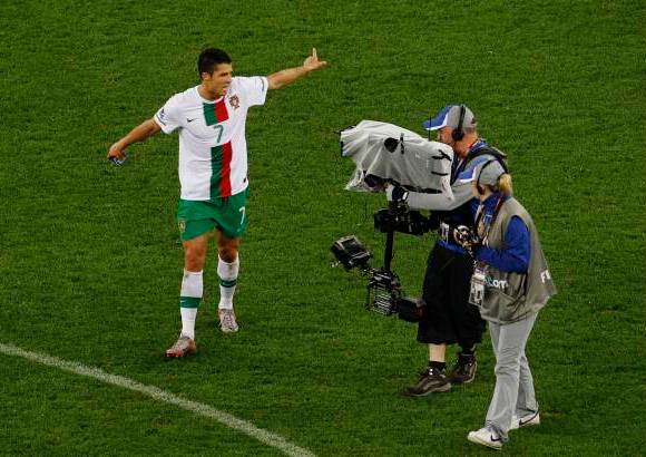 AP - Cristiano Ronaldo, capitán de la selección de Portugal, aseguró que se le malinterpretó una frase en la zona mixta cuando contestó sobre los motivos de la derrota ante España y dijo que se le preguntara a Carlos Queiroz y aseguró: Estoy sufriendo y tengo derecho a sufrir solo.