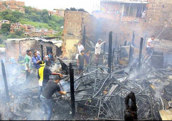 Julio C&#233;sar Herrera - Un incendio de grandes proporciones se present&#243; en el barrio Blanquizal, de Medell&#237;n, en la tarde de este viernes