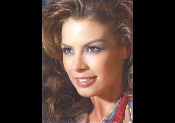 Cortes&#237;a Concurso Nacional de Belleza - Natalia tiene 21 a&#241;os. Sus medidas son 86-61-91 y su estatura 1.76 metros. Sus ojos son color miel, su cabello casta&#241;o y su piel trigue&#241;a. Estudia Econom&#237;a en la Escuela de Administraci&#243;n de Negocios de Bogot&#225;. Le encanta la m&#250;sica colombiana, bailar, el cine y la lectura. Sus padre son &#193;lvaro Valenzuela Murcia y Martha Cutiva M&#233;ndez. Su hermano se llama Andr&#233;s.