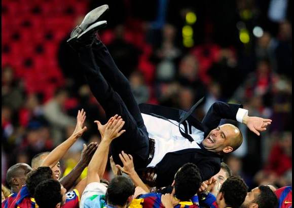 AP - Cuando mejor pintaba la cosa para el Barcelona, Manchester igualó rápidamente y se dio una inyección de confianza. Siete minutos después del zarpazo de Pedro, Wayne Rooney recuperó un balón dividido tras un saque de banda, tiró una pared con Ryan Giggs y el artillero inglés remató con potencia y colocación al ángulo derecho de Víctor Valdés.