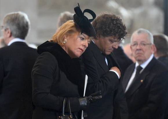 Reuters - Carol Thatcher, hija de Margaret Thatcher y su pareja Marco Grass en el funeral de Margaret Thatcher en la catedral de San Pablo en Londres.