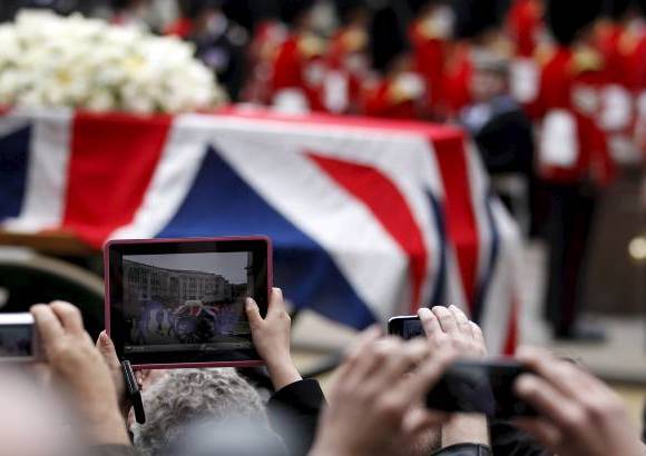 AP - Quienes estuvieron presentes en el desfile usaron sus tel&#233;fonos y tablets para tomar fotograf&#237;as y grabar en video el paso del f&#233;retro por las calles de Londres