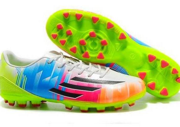 FOTOS CORTES&#205;A - Los botines de la multinacional alemana Adidas ser&#225;n mucho m&#225;s coloridos que los que usa actualmente Messi y ser&#225;n posiblemente los mismos que use el jugador en el pr&#243;ximo Mundial.