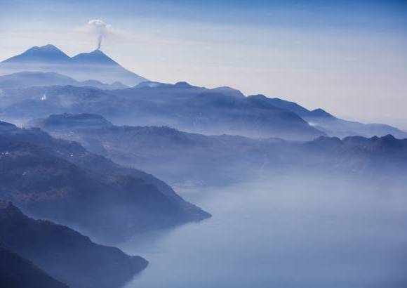 Mark Tomaras - Paisajes que se disfrutan mejor en vuelos en helicópteros rematan los recorridos a pie por Antigua. Lagos, volcanes, tierras fértiles... hay mucho para ver.