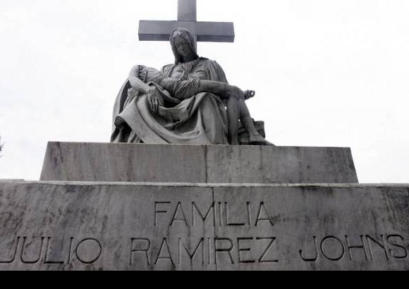 Foto Henry Agudelo - En el cementerio se pueden ver replicas de obras de arte inmortales, como esta de La Piedad de Miguel &#193;ngel.