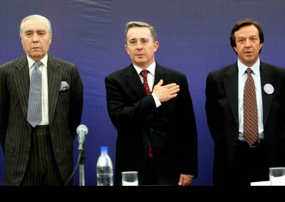 - Julio Mario Santo Domingo al lado del entonces presidente &#193;lvaro Uribe V&#233;lez y el expresidente del Canal Caracol, Paulo Laserna en un acto empresarial.
