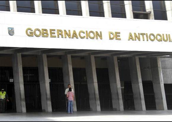 R&#243;binson S&#225;enz - Mientras adentro de los despachos reinaba la soledad, en las afueras el desconcierto, la importencia y la resignaci&#243;n se apoderaban de las personas que acudieron a hacer alguna gesti&#243;n.