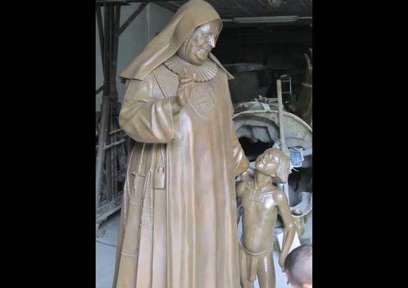 Cortes&#237;a - La figura incluy&#243; a un peque&#241;o ember&#225;-katio.