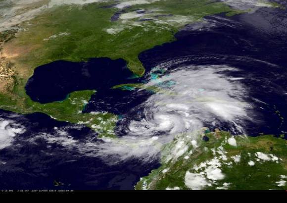 Reuters - Imagen satelital tomada por la Nasa, muestra al Huracán Sandy a su paso por la costa sur de Jamaica.