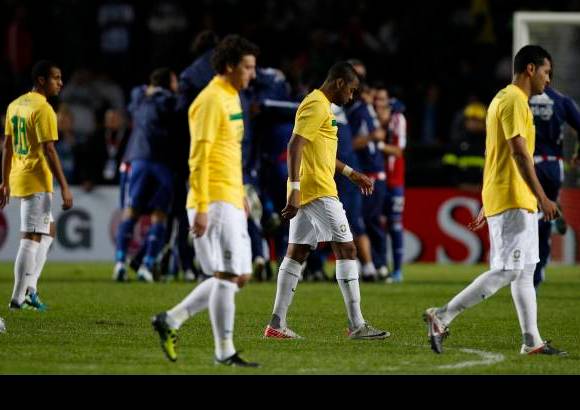 AP - Ante los pron&#243;sticos Brasil se fue eliminado de la Copa Am&#233;rica con un f&#250;tbol que poco brill&#243;. El actual campe&#243;n de este torneo se fue con m&#225;s pena que gloria.