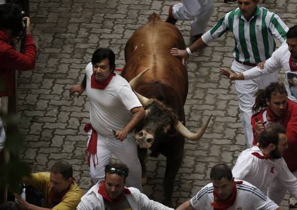 Ap - Las fiestas San Fermín, en las que una multitud corre junto a seis toros bravos por las calles de Pamplona, en España, son uno de los mayores atractivos en esta época del año. Desde 1924, 15 personas han muerto en los encierros que fueron inmortalizados en la novela Fiesta de Hemingway.