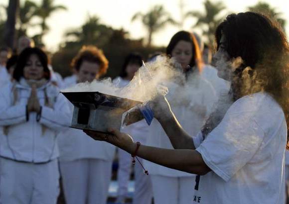 REUTERS - Desde la madrugada de este 21 de diciembre un flujo constante de visitantes, en su mayor&#237;a vestidos de blanco, fueron llegando hasta Chich&#233;n Itz&#225;, en el Estado de Yucat&#225;n, provistos con velas, incienso y hasta copal.
