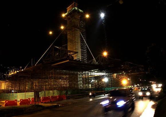Manuel Saldarriaga - Y en esas horas de sombra, los vecinos, que se cuentan por cientos a lo largo de esos 560 metros entre el sector de Cristo Rey y El Poblado, pues la mayor parte de ellos est&#225;n encarrados en edificios, observan el paisaje negro decorados de puntos luminosos.