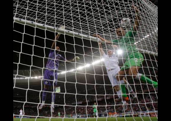 Reuters - Inglaterra llegó a este Mundial con cartel de favorita, pero los dirigidos por el italiano Fabio Capello, desde Frank Lampard hasta Wayne Rooney, han exhibido una pálida imagen y tendrán que jugarse la clasificación frente a la sorprendente Eslovenia.