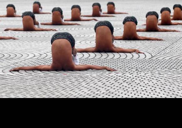 Reuters - Esta imagen fue durante una práctica de buzos militares en el día nacional de Chiang Kai-shek Memorial en Taipéi, China.