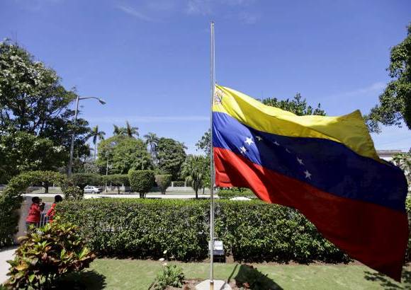 AP - El f&#233;retro del mandatario estaba coronado con flores amarillas y blancas y una gran bandera venezolana.