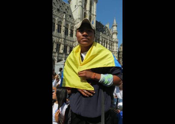 Fotos: Ángel Colina, Ruta Quetzal BBVA y Perla Toro Castaño. - Carlos Brincha luce la bandera colombiana en Bélgica.