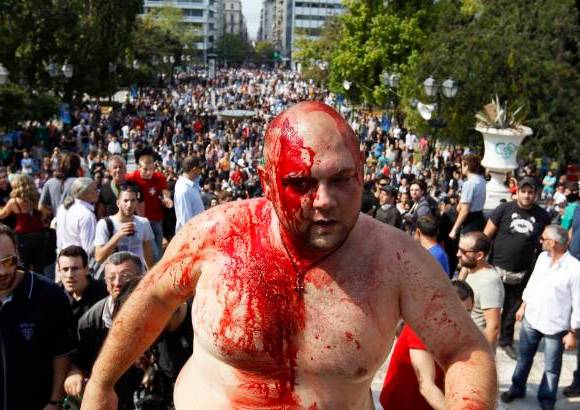 Reuters - Un hombre cubierto de su propia sangre se escapó después de que un grupo de manifestantes de izquierda trataron de lincharlo, lo acusaban de ser un fascista durante una protesta en Atenas, Grecia.
