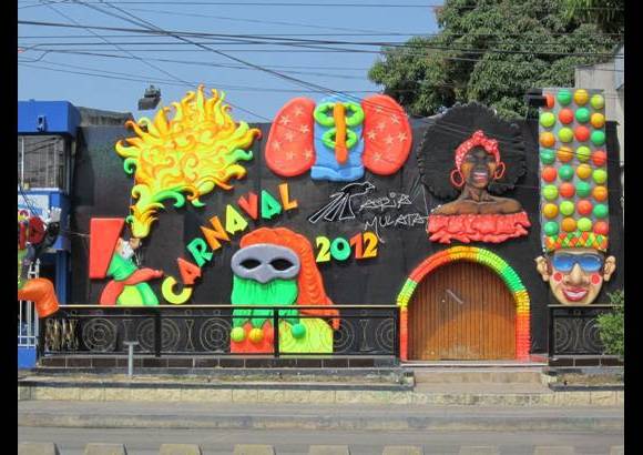 Colprensa - Entre los engalanados est&#225; este local, ganador del concurso de Fachas de Carnaval.