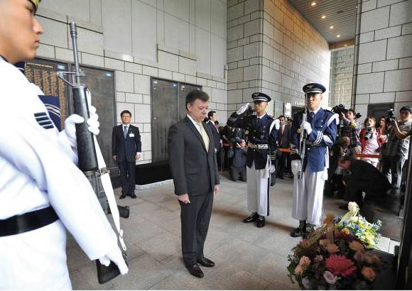 - El jefe de Estado, Juan Manuel Santos, rindi&#243; un homenaje a los soldados ca&#237;dos en la Guerra de Corea y record&#243; a los miembros de la Fuerza P&#250;blica colombiana que combatieron en el Batall&#243;n Colombia.
