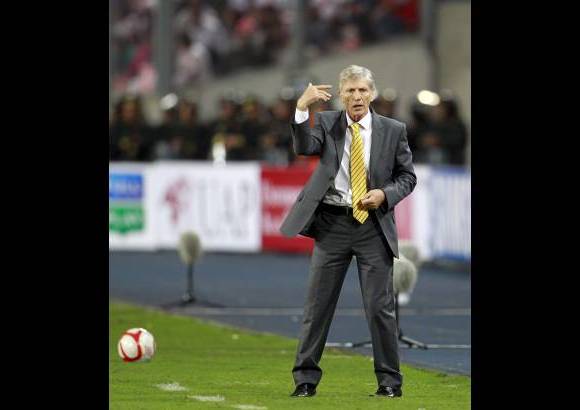 Reuters - Colombia, en el debut oficial de su entrenador, el argentino Jos&#233; Pekerman, se impuso a una selecci&#243;n peruana diezmada por muchas bajas en su l&#237;nea titular .