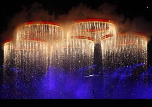 Reuters - La esperada ceremonia inaugural de los Juegos Ol&#237;mpicos comenz&#243; con una gran cuenta atr&#225;s y el sonido de una campana gigante.