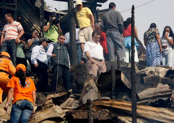 Jaime P&#233;rez - El alcalde de Medell&#237;n, Alonso Salazar Jaramillo, acudi&#243; al lugar de la tragedia para escuchar las peticiones de la comunidad.
