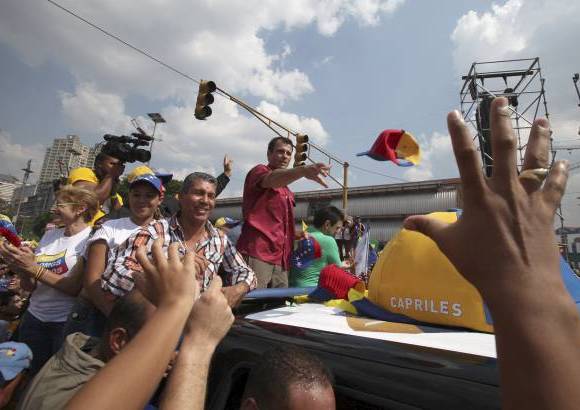 AP - Capriles regaló gorras a lo largo de su recorrido.
