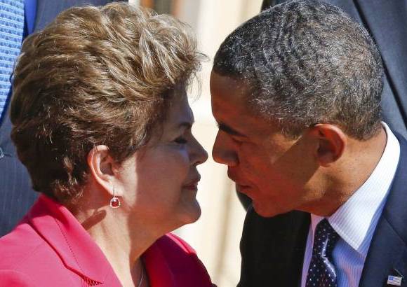 Reuters - Una inofensiva charla entre la presidenta de Brasil Dilma Rousseff y el presidente de Estados Unidos Barack qued&#243; congelada en esta imagen como el comienzo de un beso. Los mandatarios se reunieron en la cumbre del G20 en Rusia.